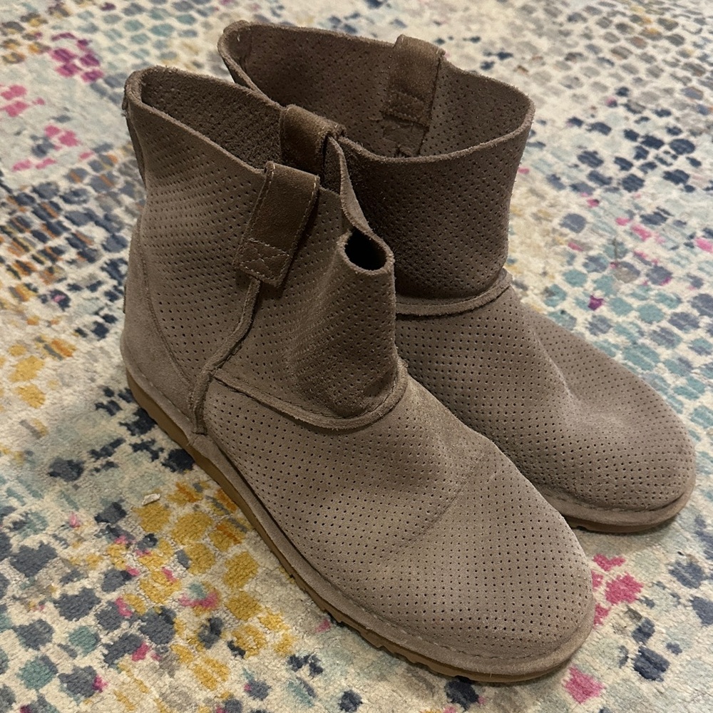 UGG Women’s Classic Unlined Mini Slouch Boot